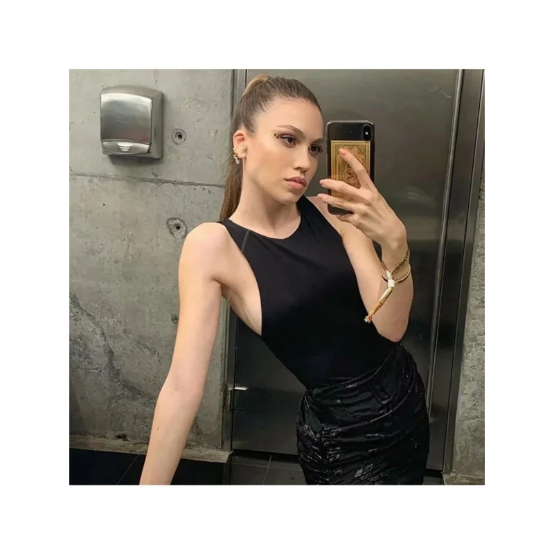 Un elegante top de una pieza de color liso para damas