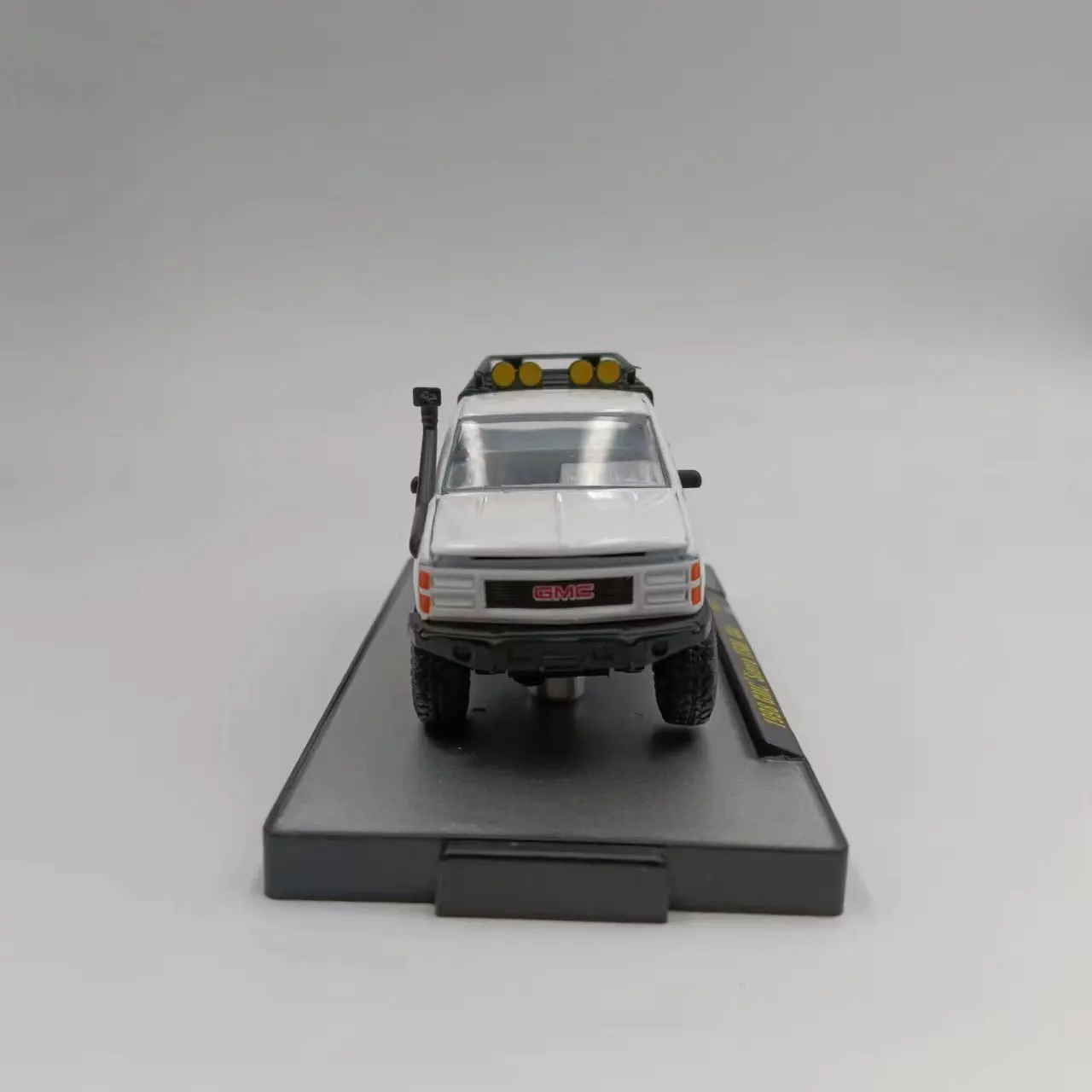 M2 Machines 1:64  1998 GMC Sierra 1500 4X4 Collection of die-cast alloy car model ornaments