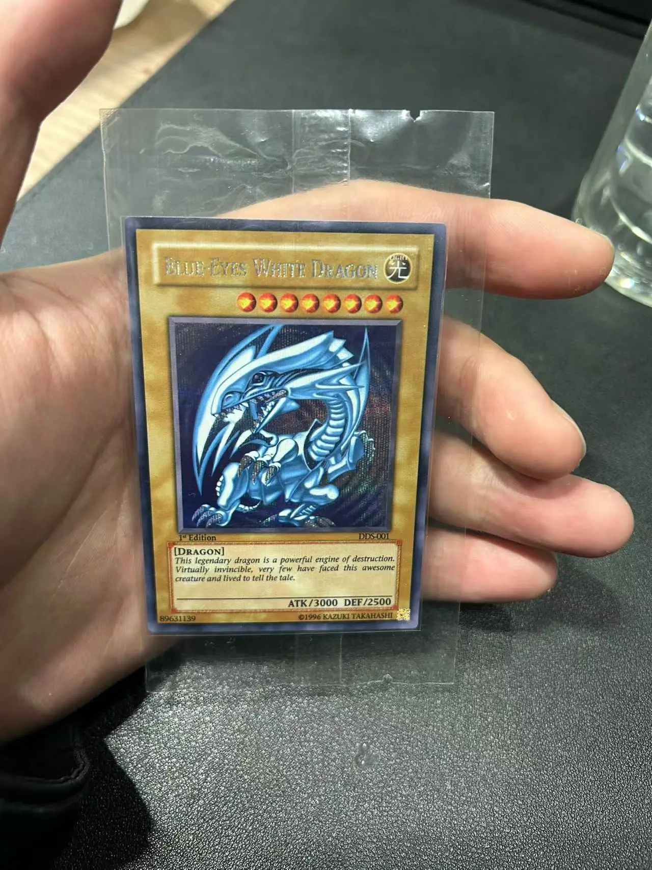 Yu Gi Oh Secret Rare/SER TCG Blue-Eyes White Dragon (الإصدار الأول DDS-001) بطاقة تخصيص المجموعة الإنجليزية (ليست أصلية)