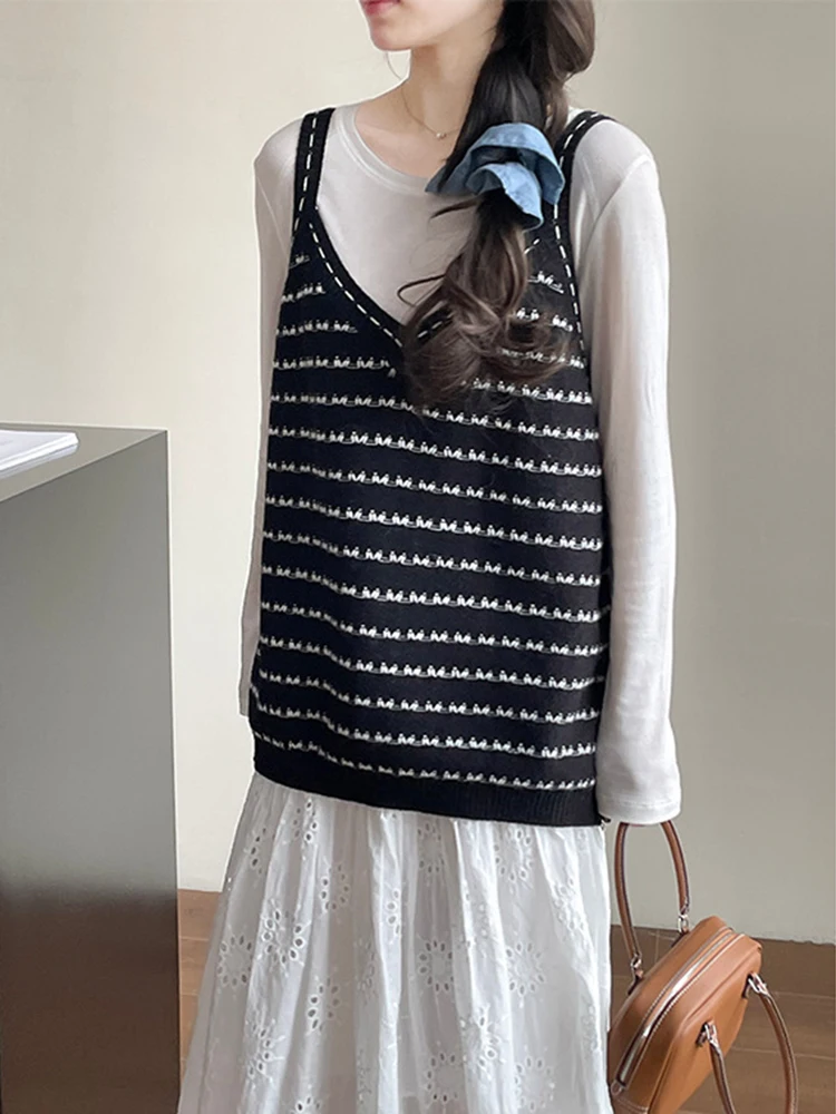 [LANMREM] Korean Style Striped Knited Vest For Women V-neck Sleeveless Casual Contrast Color Tops 2025 Spring New 26Z1003