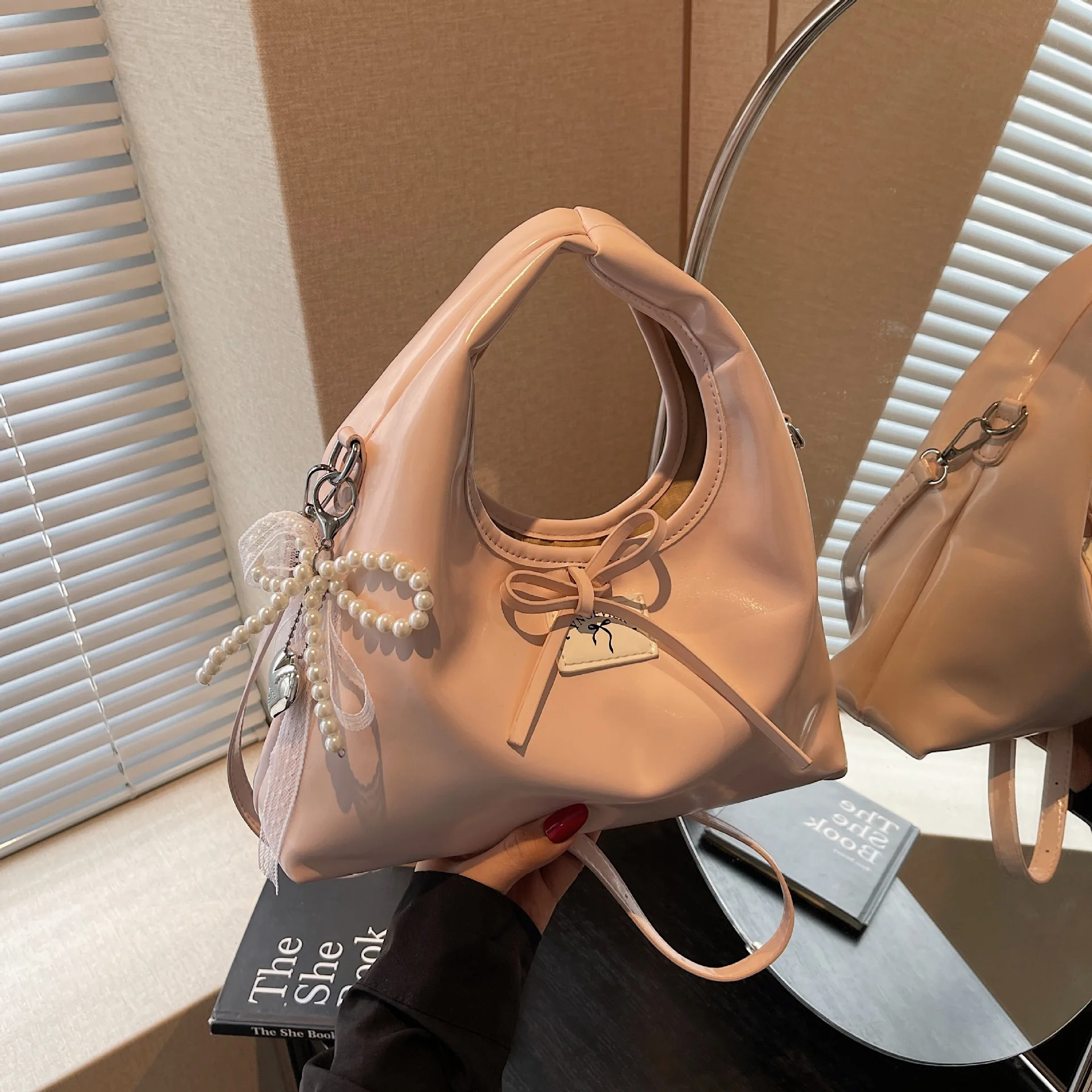 

Новинка 2023 года, милая женская сумка с галстуком-бабочкой, элегантная сумка-хобо, вместительная мягкая сумка через плечо большой вместимости, повседневная и шикарная