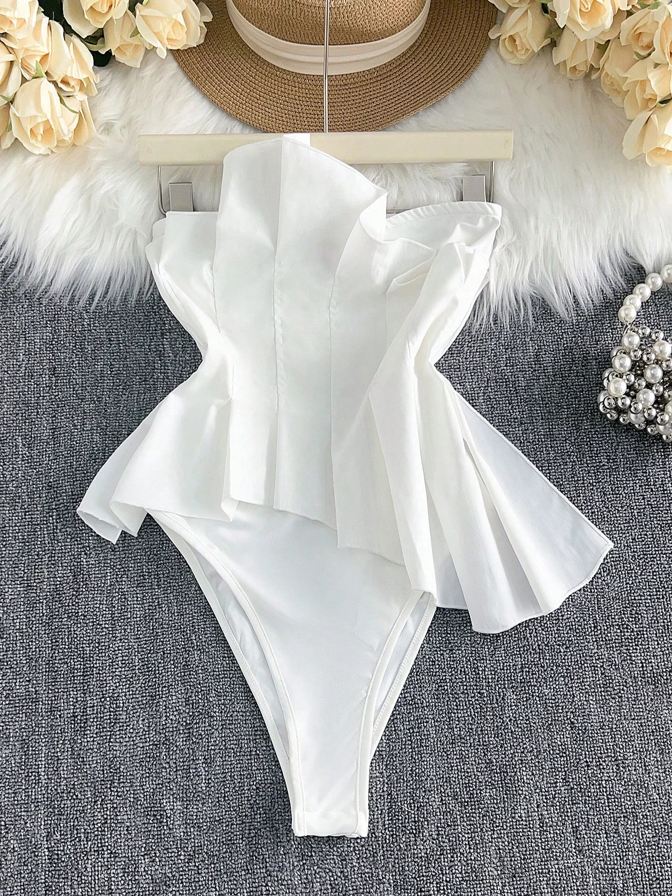 

An elegant summer design white irregular pleated strapless tight-fitting jumpsuit