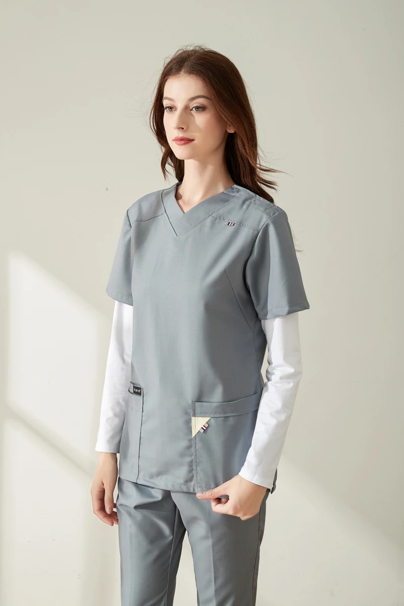 زي صيفي بياقة عالية وأكمام قصيرة للنساء ولون رمادي طقم ملابس عمل للممرضات Cic للأسنان بقصة ضيقة