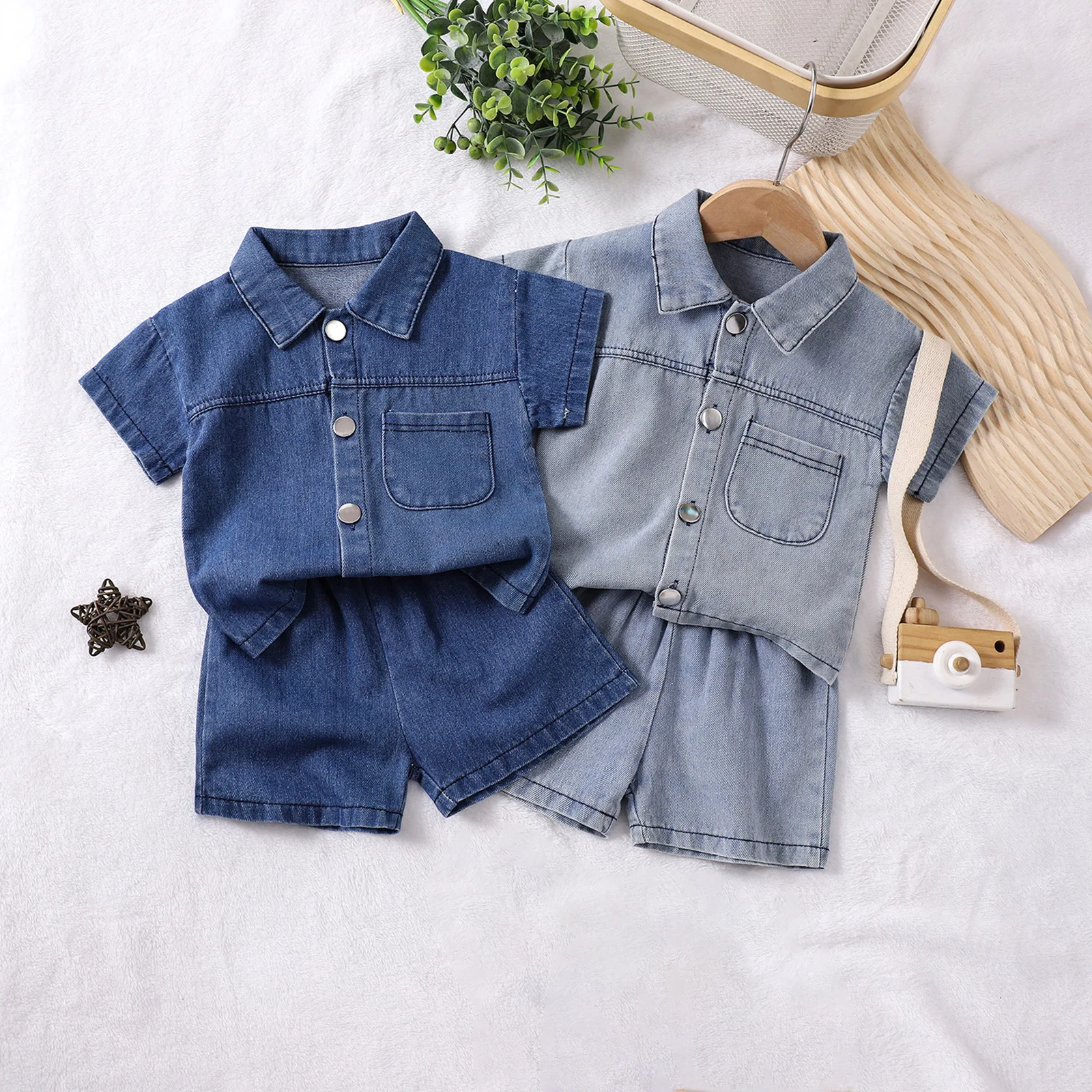 Sommer-Kinderbekleidungsset im koreanischen Stil, modisches Outfit für Jungen und Mädchen mit weichem Denim-Hemd und Shorts für Kinder.