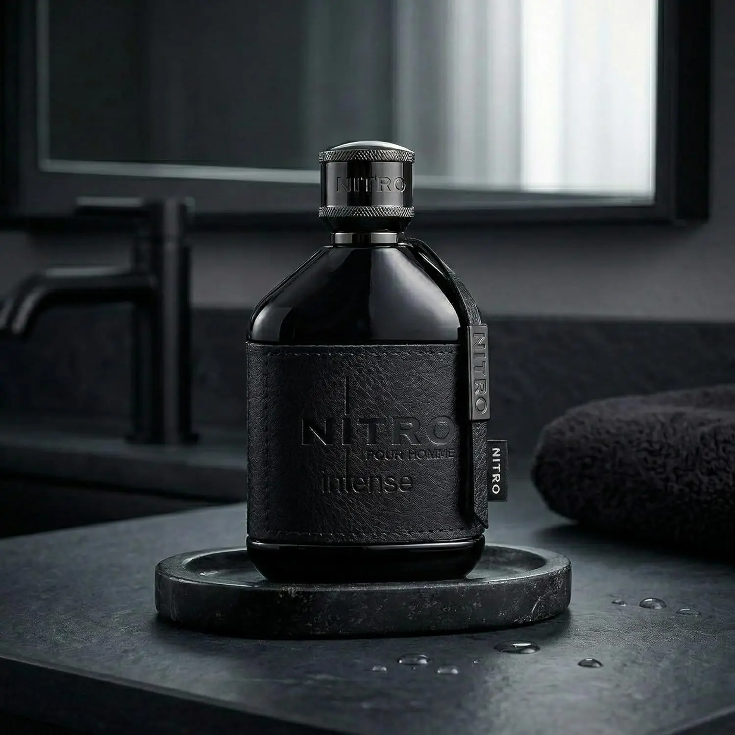 

Nitro Pour Homme Intense men's perfume, a dark glass bottle with strong fragrance, lasting and strong diffusion. Both gift giving and personal use are tasteful