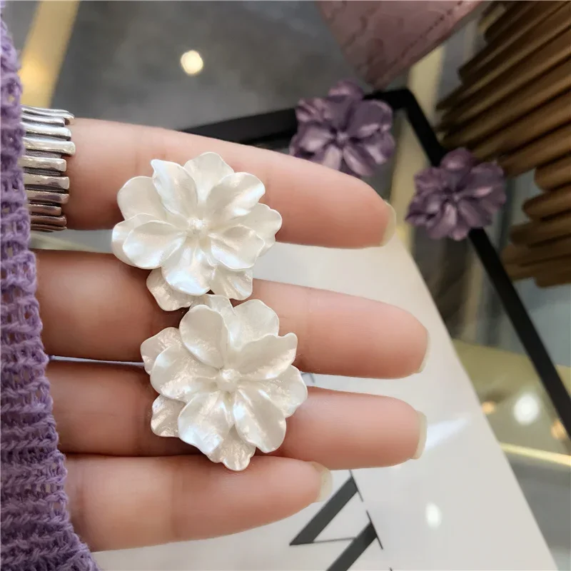 Korean New Arrival Sweet Resin White Flower Big Clip On Earrings For Women Fashion Simple Oorbellen Bijoux Party Gifts