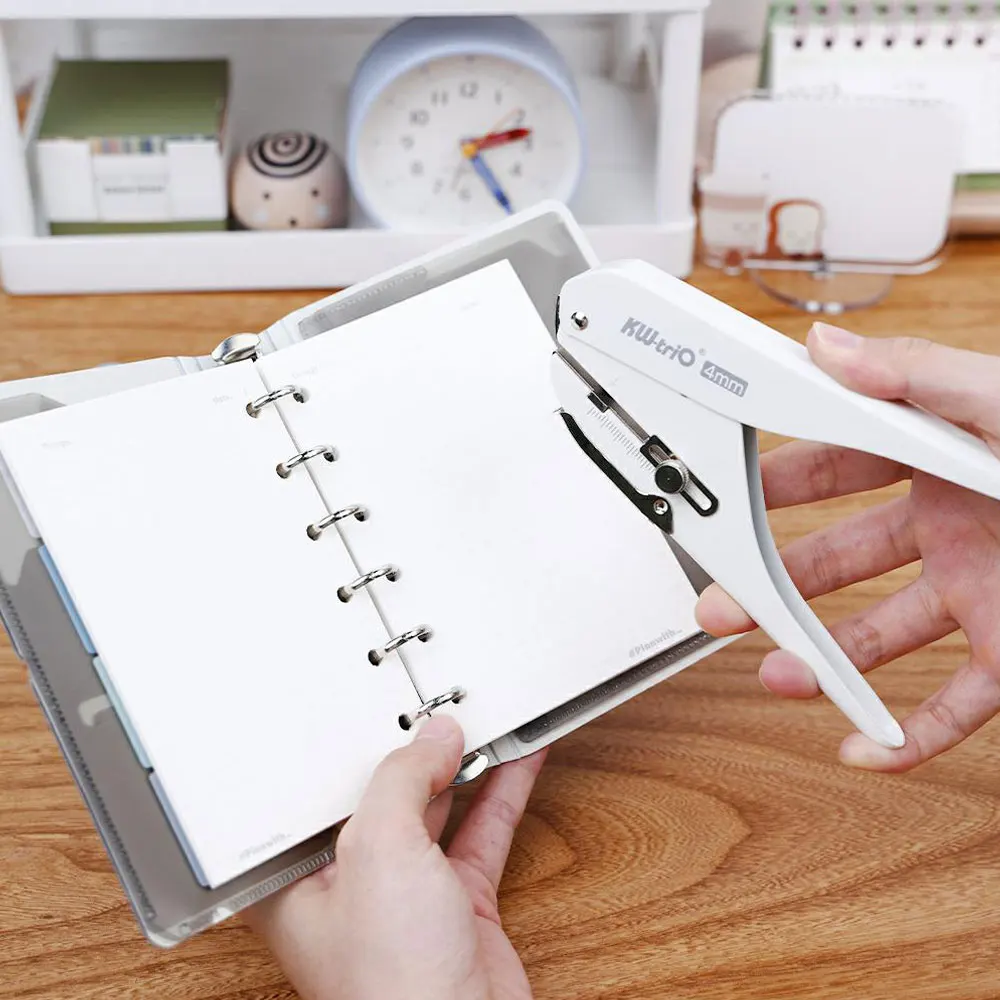 ثقب دائري واحد بقطر فتحة واحدة 4 مم، يثقوب بسهولة في 20 ورقة من ورق النسخ.