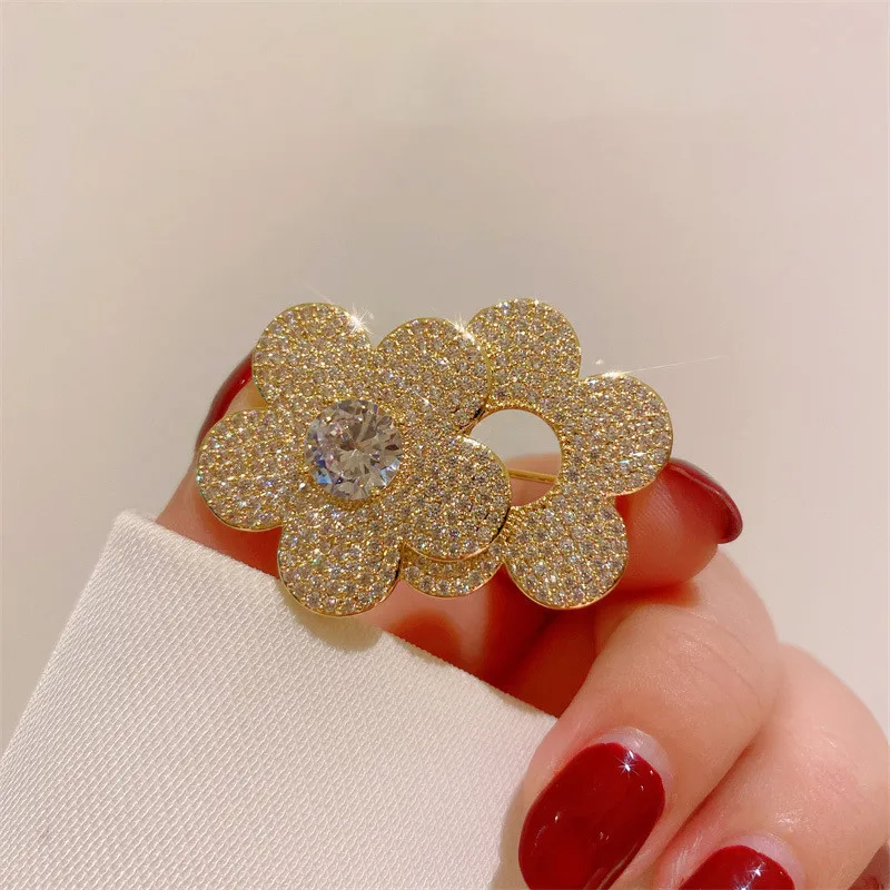 CC Romantic Brooch Small Flower Suit Pins Full of Zirconia Korea Style Scarf Clasp Gold Color Shining Jewelry Corsage Gifts B108