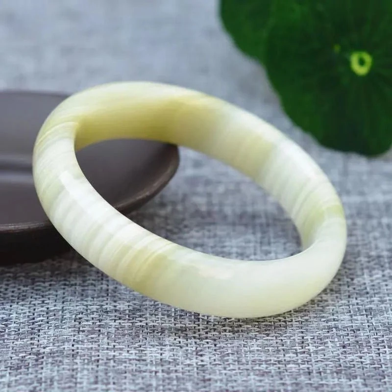 

A Classic Vintage Flat Bar Bracelet for Everyday Wear and Accessories