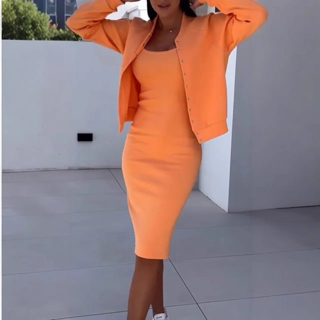 ชุดเดรสสีพื้นสำหรับฤดูร้อน ชุดเดรสยาวไม่มีแขนพร้อมเสื้อคลุม ชุดเซ็ต 2 ชิ้น ดีไซน์ผ่าชายกระโปรง เอวสูง ชุดเดรสคาร์ดิแกน