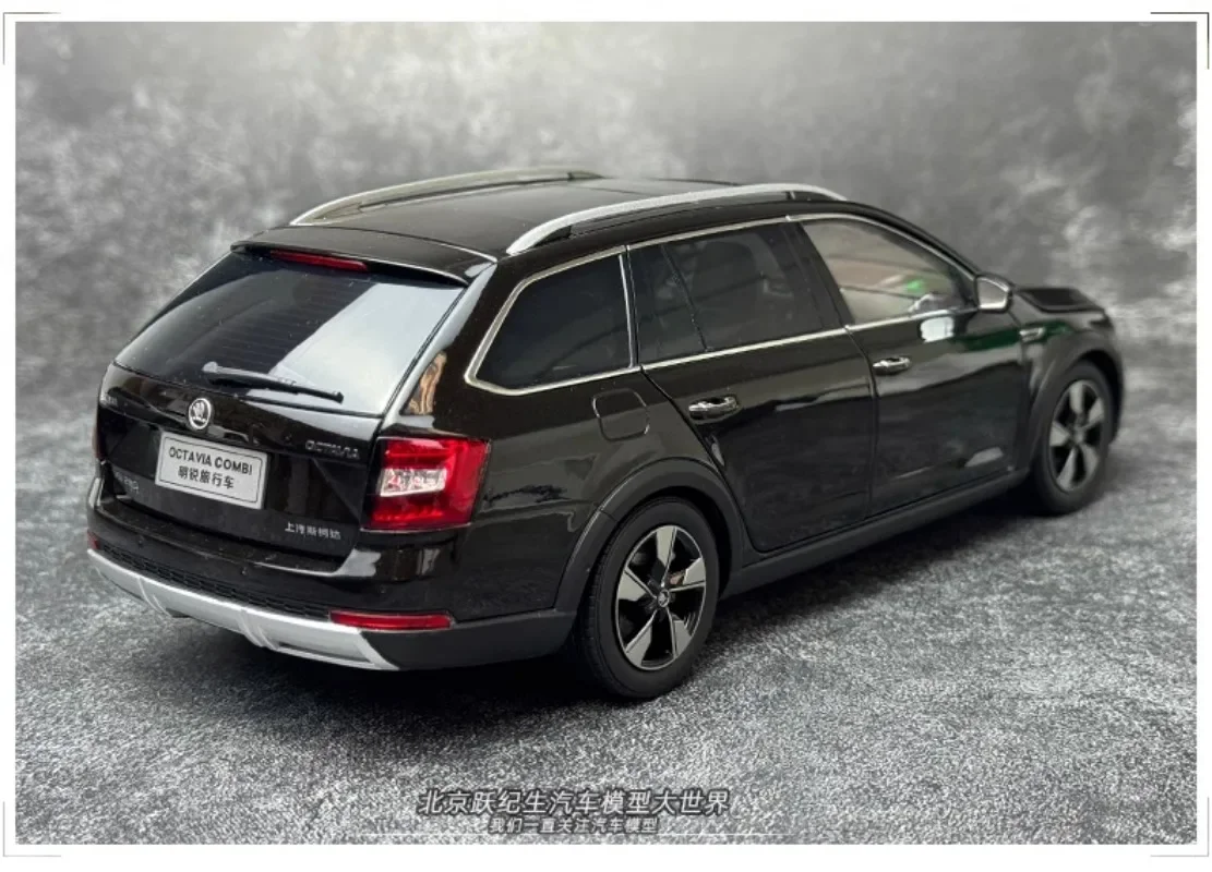 Car Model Diecast 1/18 Scale SKODA OCTAVIA Station Wagon Car Model Alloy SKODA OCTAVIA SUV Vehicle Classic Ornaments