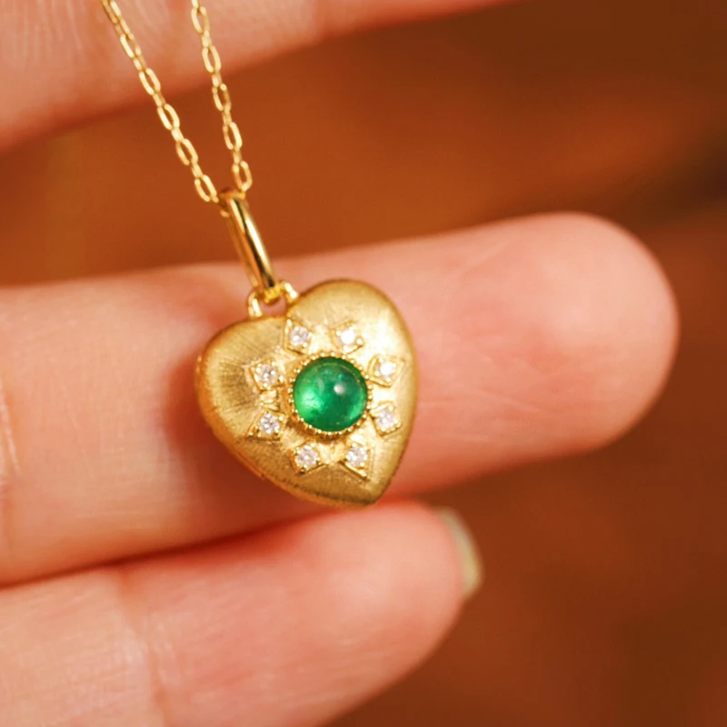 Aazuo Real 18K Solid Yellow Gold Jewelry Natural Emerald Real Diamonds Lovely Heart Shpae Necklace With Chain Gifted For Women