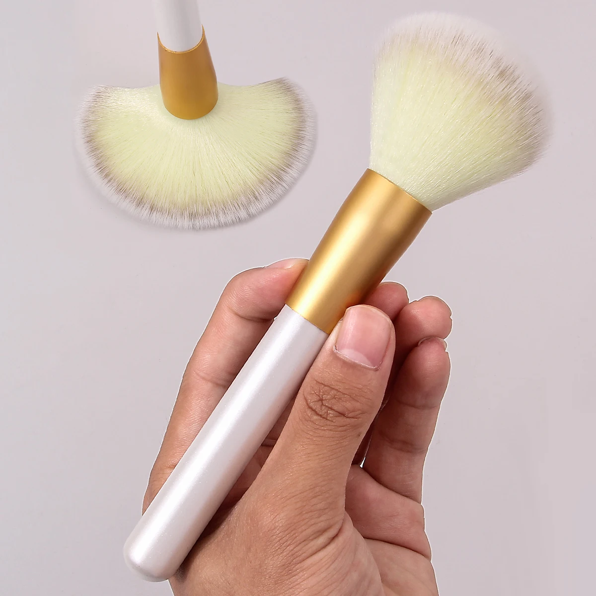 1 peça de escova de blush com cabo de madeira perolada bege, escova de contorno de cabelo macio de alta qualidade, multifuncional facial de alto brilho