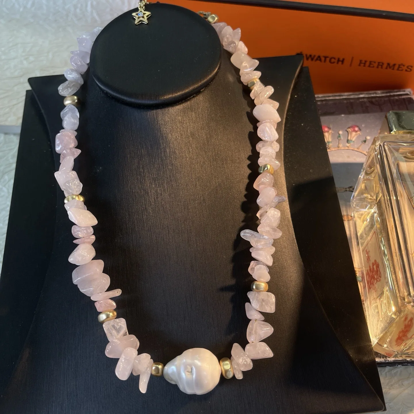 

Винтажное нишевое легкое роскошное ожерелье, художественное модное многоцветное маленькое ожерелье в стиле барокко с измельченным камнем, модный подарок для вечеринки