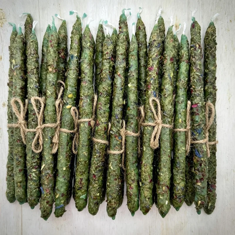 Herbal blend scented candle, with lavender, chamomile, and mint, a home decor item that purifies the air, Christmas