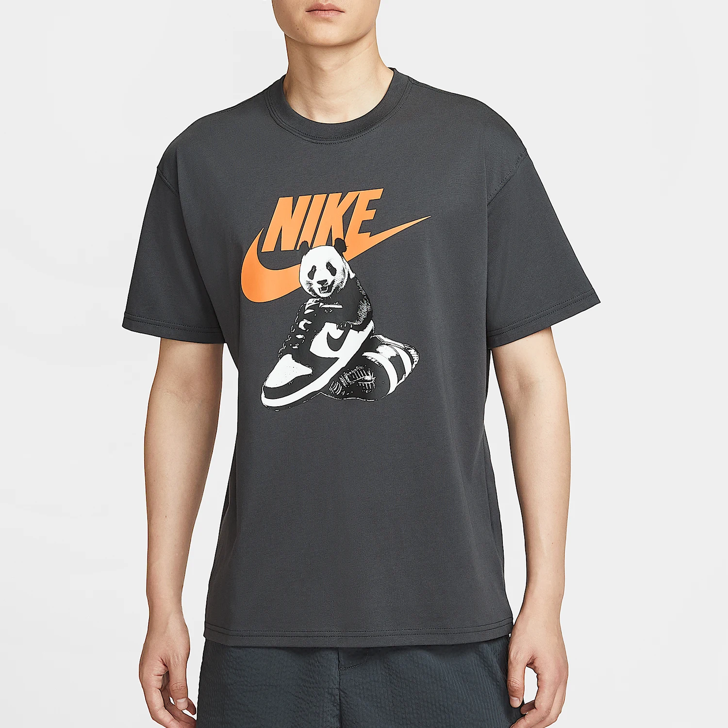 قميص Nike الأصلي الرياضي للرجال فضفاض كاجوال مطبوع بأكمام قصيرة HQ9245-060