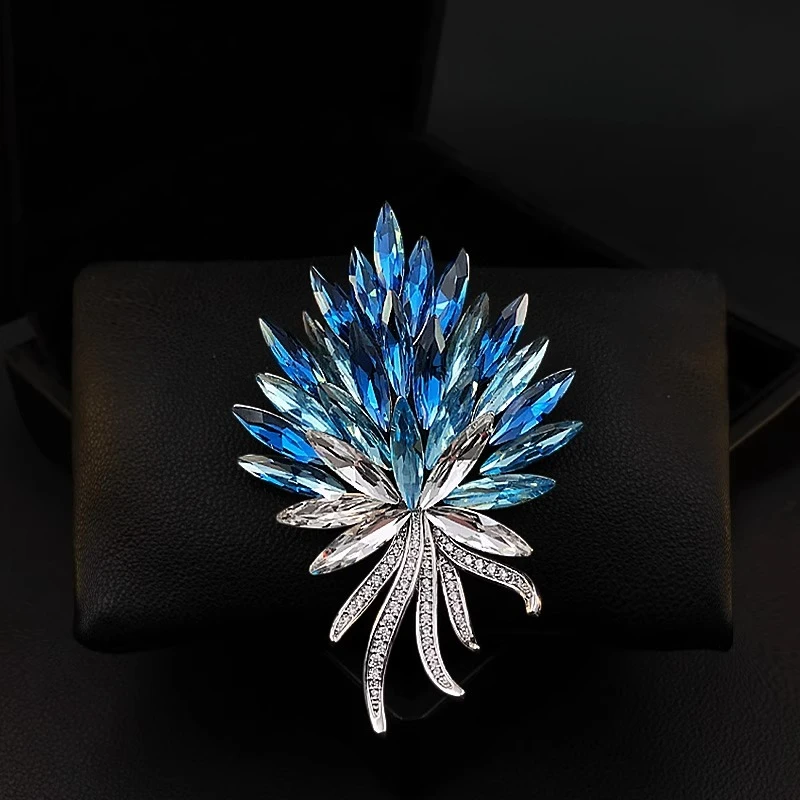 

Ice Sea Blue Flame Crystal Flower Brooch for Women Gradient Bouquet Shape Sweater Pin Accessory Luxury Wedding Jewelry Gift 5998