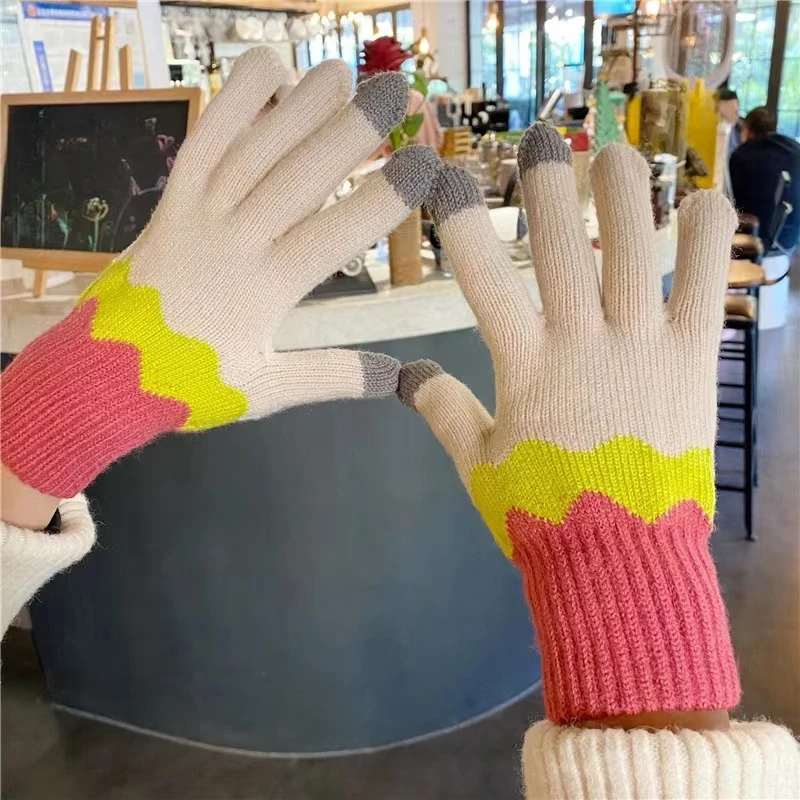 A Pair of Contrasting Color Warm Student Yarn Touch Screen Gloves, Winter Knitted Cute Cartoon Colored Velvet Cycling Couple