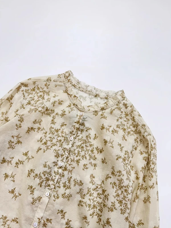 Luźna, długa koszula damska z bawełny i lnu, codzienna, z kwiatowym nadrukiem, zapinana na guziki, ze stójką i wykończeniem na uszy, idealna na jesień.