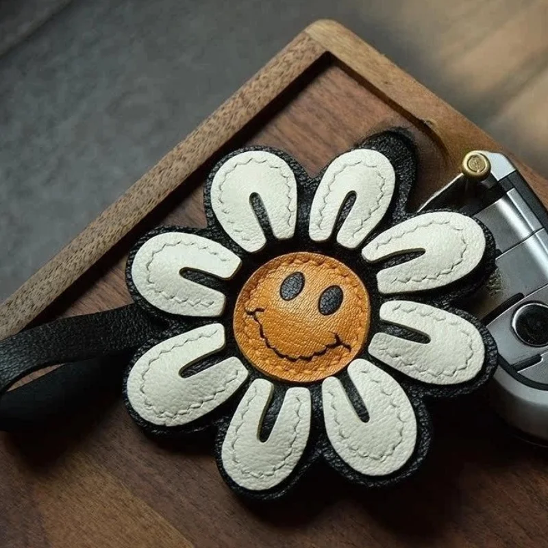 1 portachiavi girasole con faccia gioiosa e fiore, accessorio per auto in ecopelle, decorazione alla moda per borse e telefoni, idea regalo