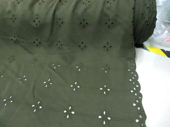 ニットフルコットン生地-春夏-スタイリッシュ-ミリタリーグリーン-刺繍入り-ラッキー-クローバー-フラワー-コットン素材