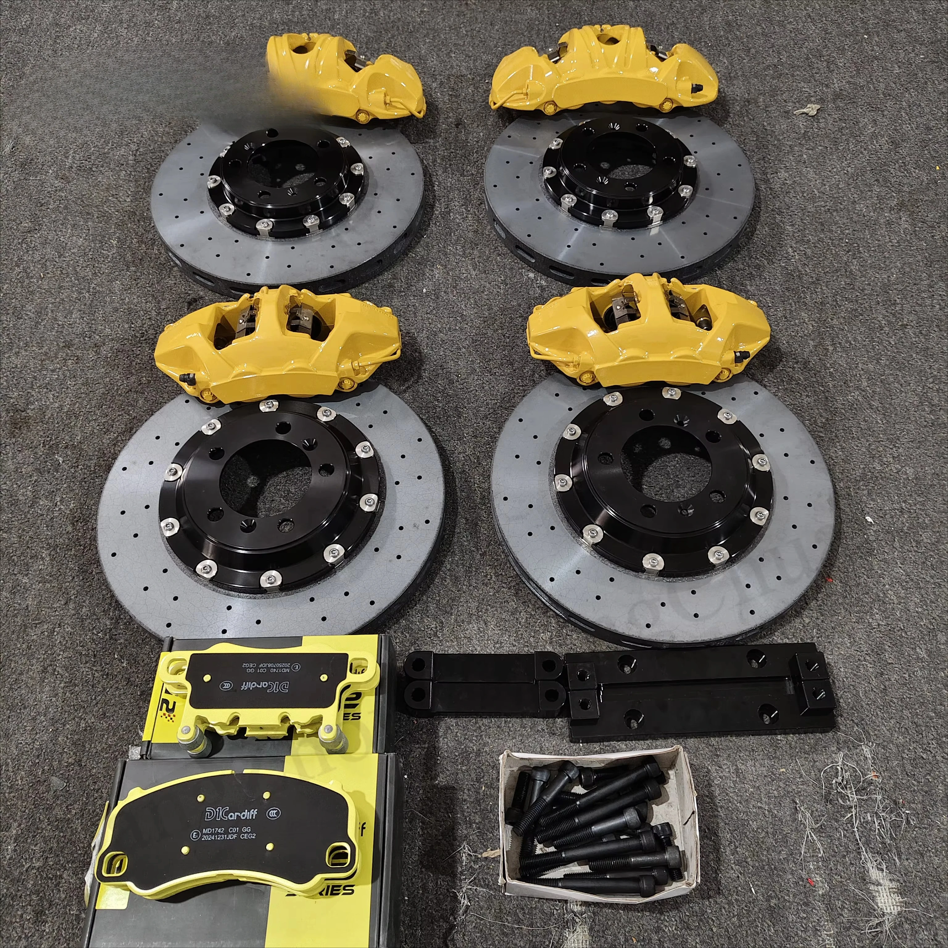 

GT3 6-piston brake caliper kit with 380mm rotor for front 19-inch wheels, compatible with