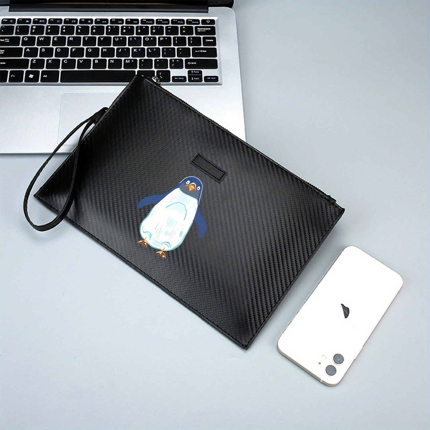 البطريق الكرتوني اللطيف مع الزعانف حقيبة يد رجالية أنيقة مطبوعة من البولي يوريثان عصرية وعملية للحمل اليومي