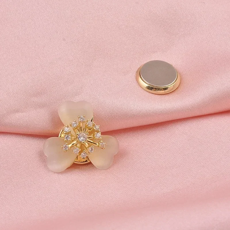 Korean Fashion Flower Metal Magnet Brooches Crystal No Hole Pins Magnetic Hijab Clip Buttons Fixed Buckle Luxulry Jewelry