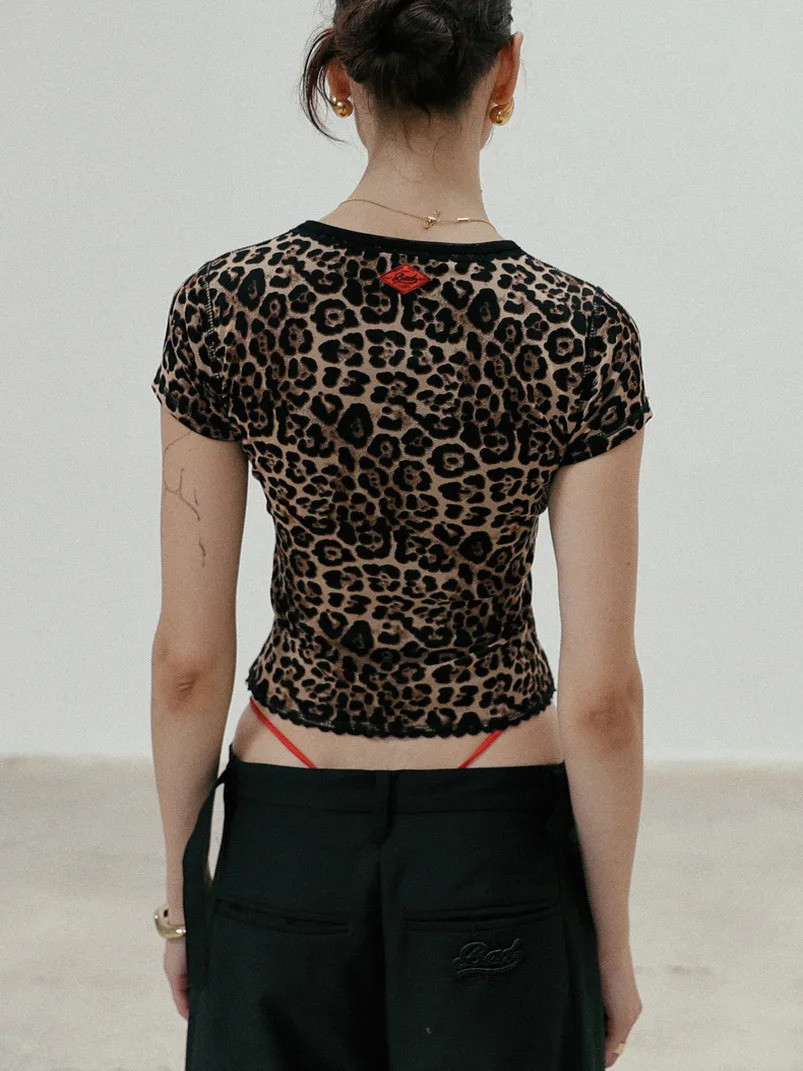 투톤 레오파드 프린트 투웨이 착용 반팔 티셔츠 여성 여름 2025 레이스 트림 핫 걸 스타일 섹시 탑 라운드 넥
