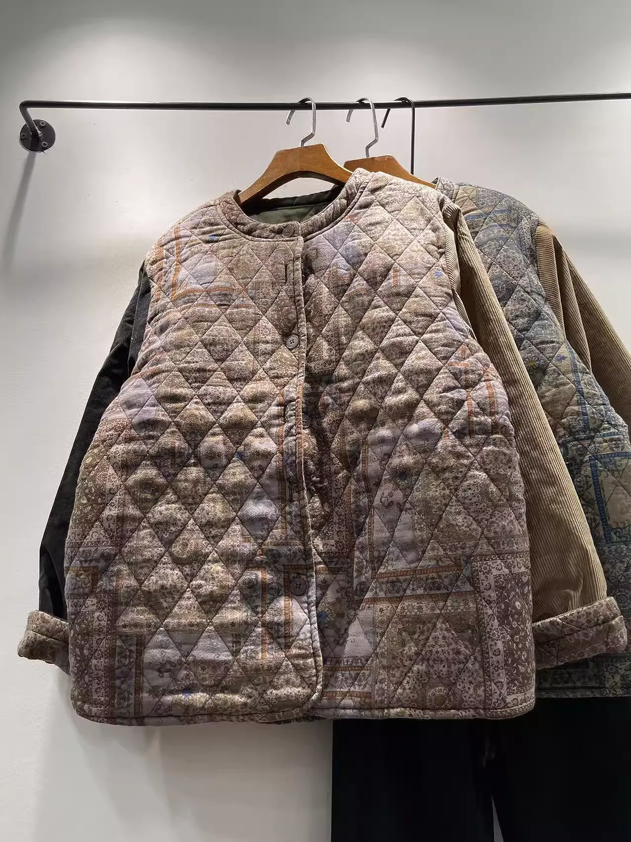 

Вельветовая лоскутная хлопковая стеганая куртка в стиле ретро для женщин, большие размеры, зимняя теплая удобная двусторонняя верхняя одежда, пальто