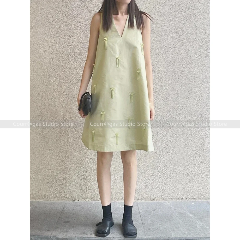 

2024 New French temperament design sense v-neck embroidery sleeveless loose dress short dress female