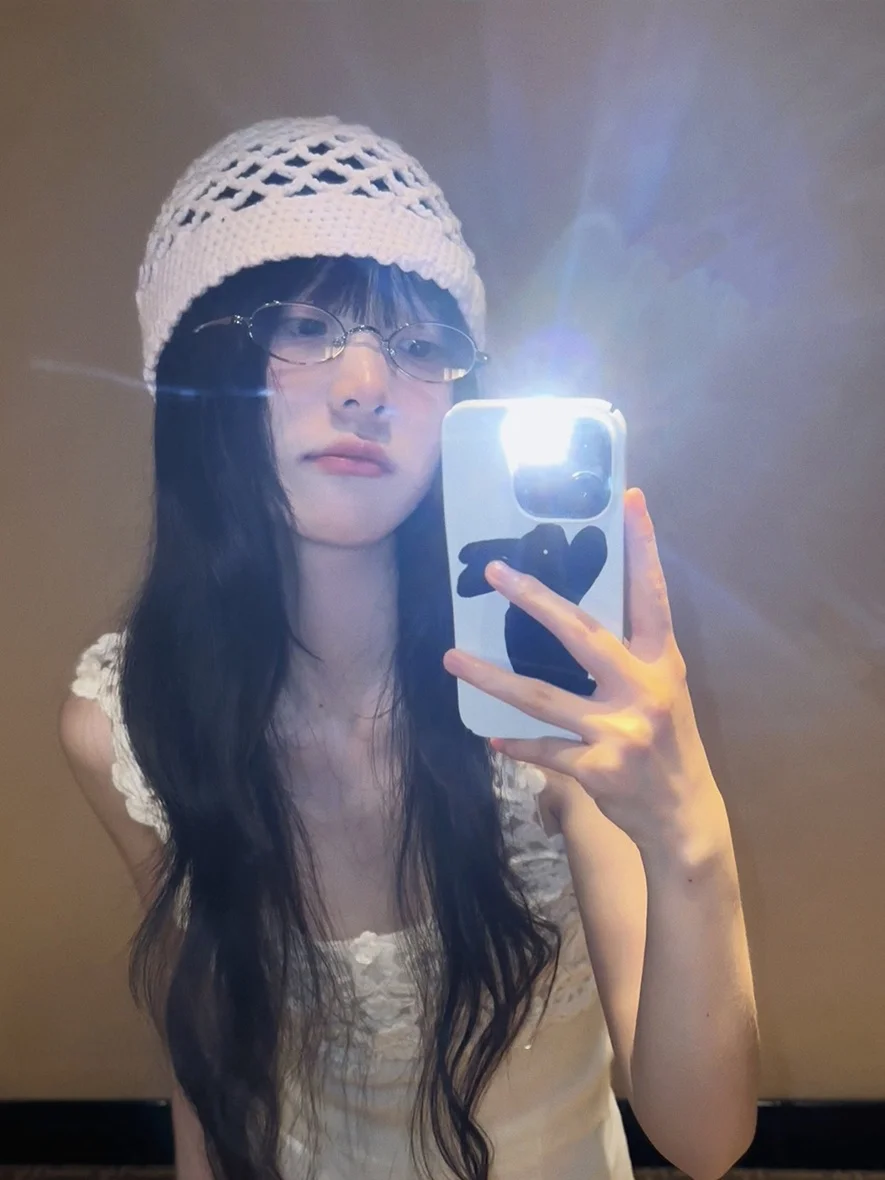 

Модная вязаная шерстяная шапка-бини без ушанок для женщин, сетчатая вязаная шапка в стиле блогеров, универсальная модель, лето 2024, круглая верхняя часть