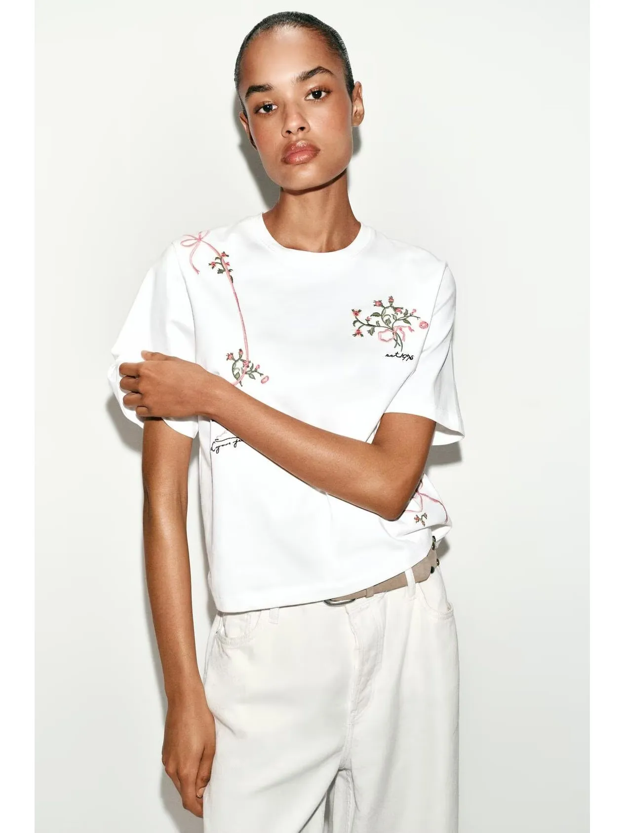 

Новая летняя повседневная футболка с коротким рукавом и круглым вырезом, с вышивкой, женская модная универсальная футболка с цветочным дизайном