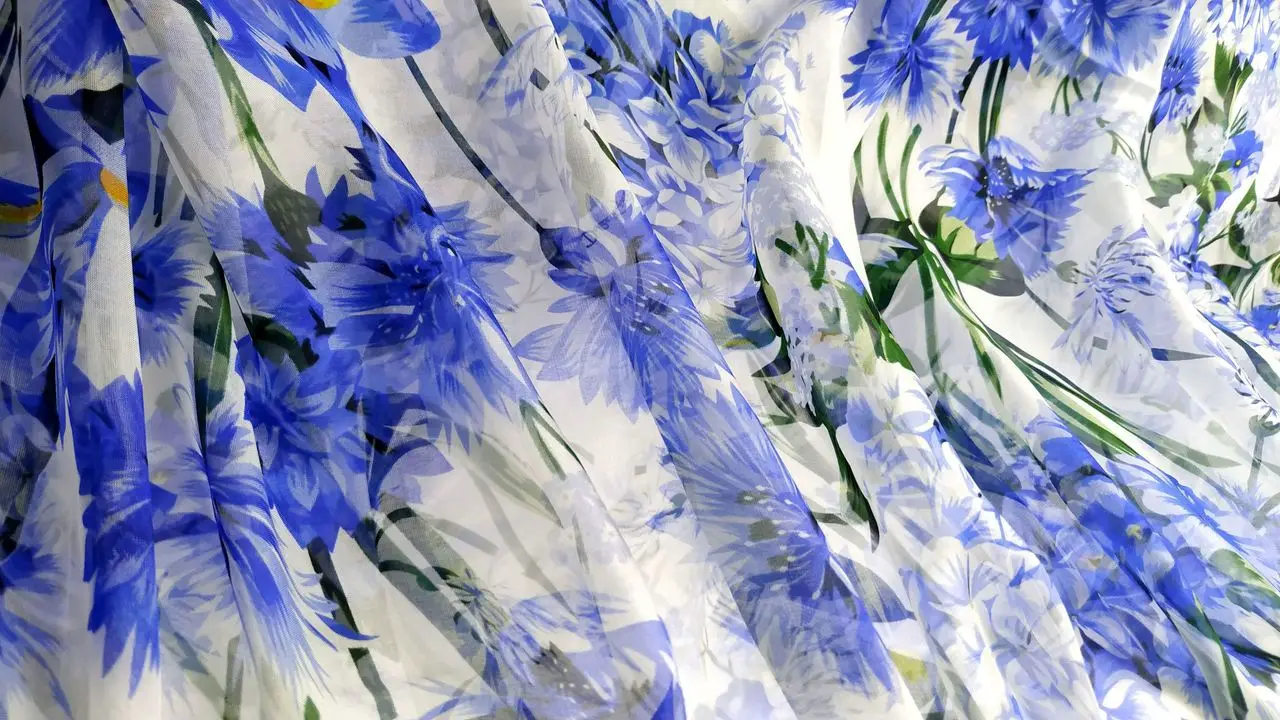 Printed Blue Flowers White Porcelain Pattern 100% Mulberry Silk Fabric Soft tulle fabrics Fashion Ladies Dress Shirt Minky Scarf