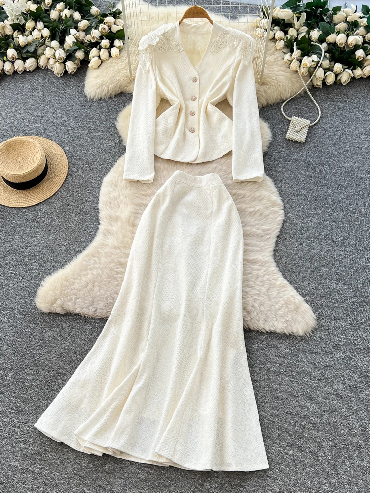 

Элегантный комплект из двух предметов: кардиган с V-образным вырезом и бисером, юбка-миди с завышенной талией и эффектом стройности, роскошный женский модный ансамбль