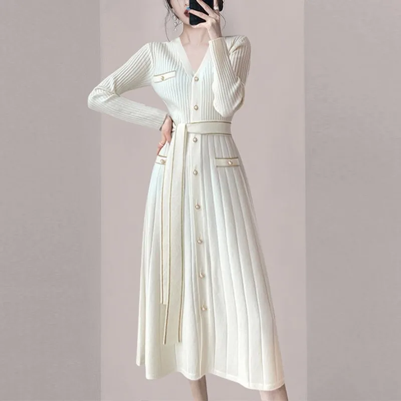 

Fragrant Style 2024 Autumn and Winter New Combination V-neck Colored Button Western Style Waist Knitted Long Sleeved Dress