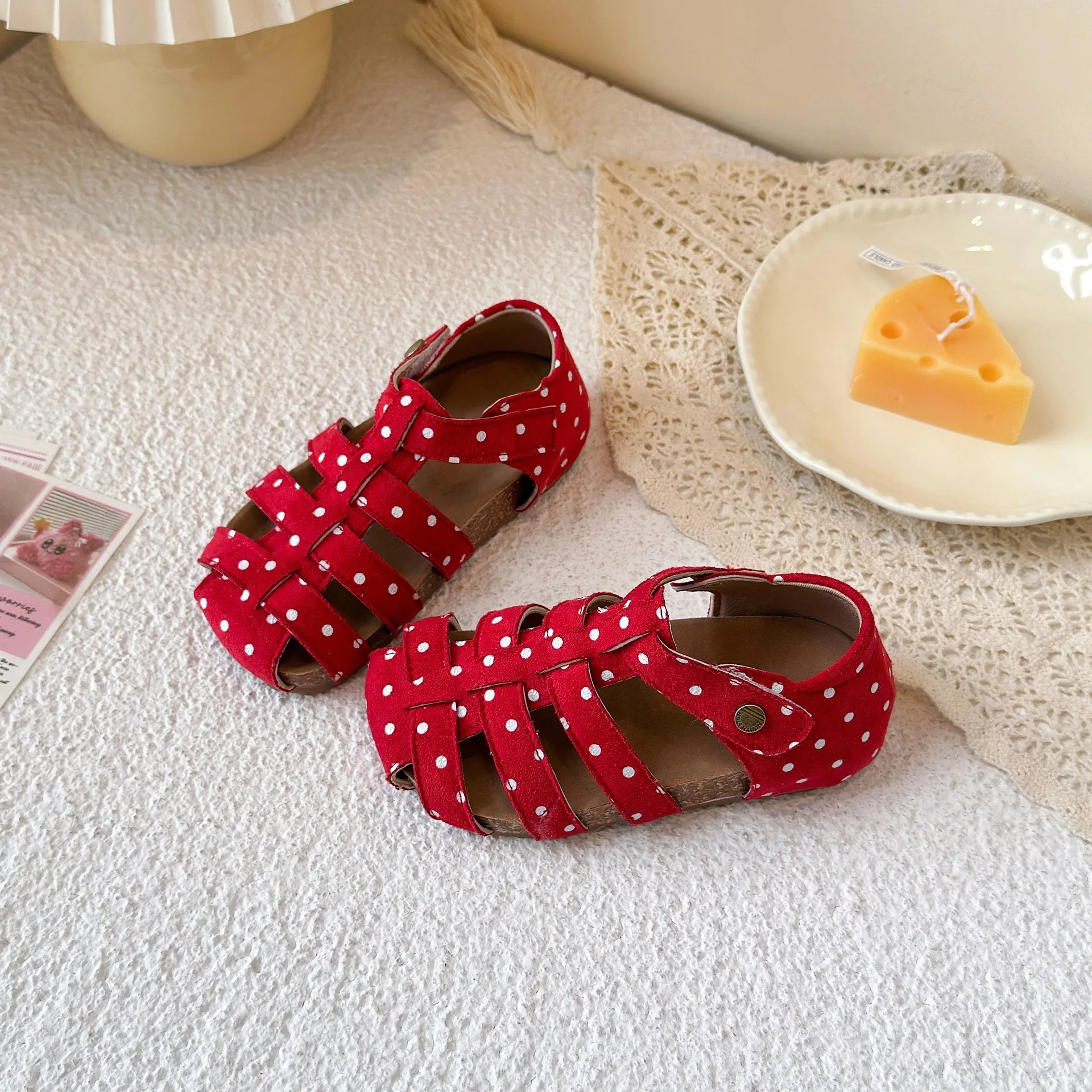 موجة نقطة صنادل للبنات 2025 صيف جديد فتاة أحذية ريترو الأميرة أحذية لينة وحيد صندل بتصميم روماني موضة صنادل أطفال أحذية أطفال