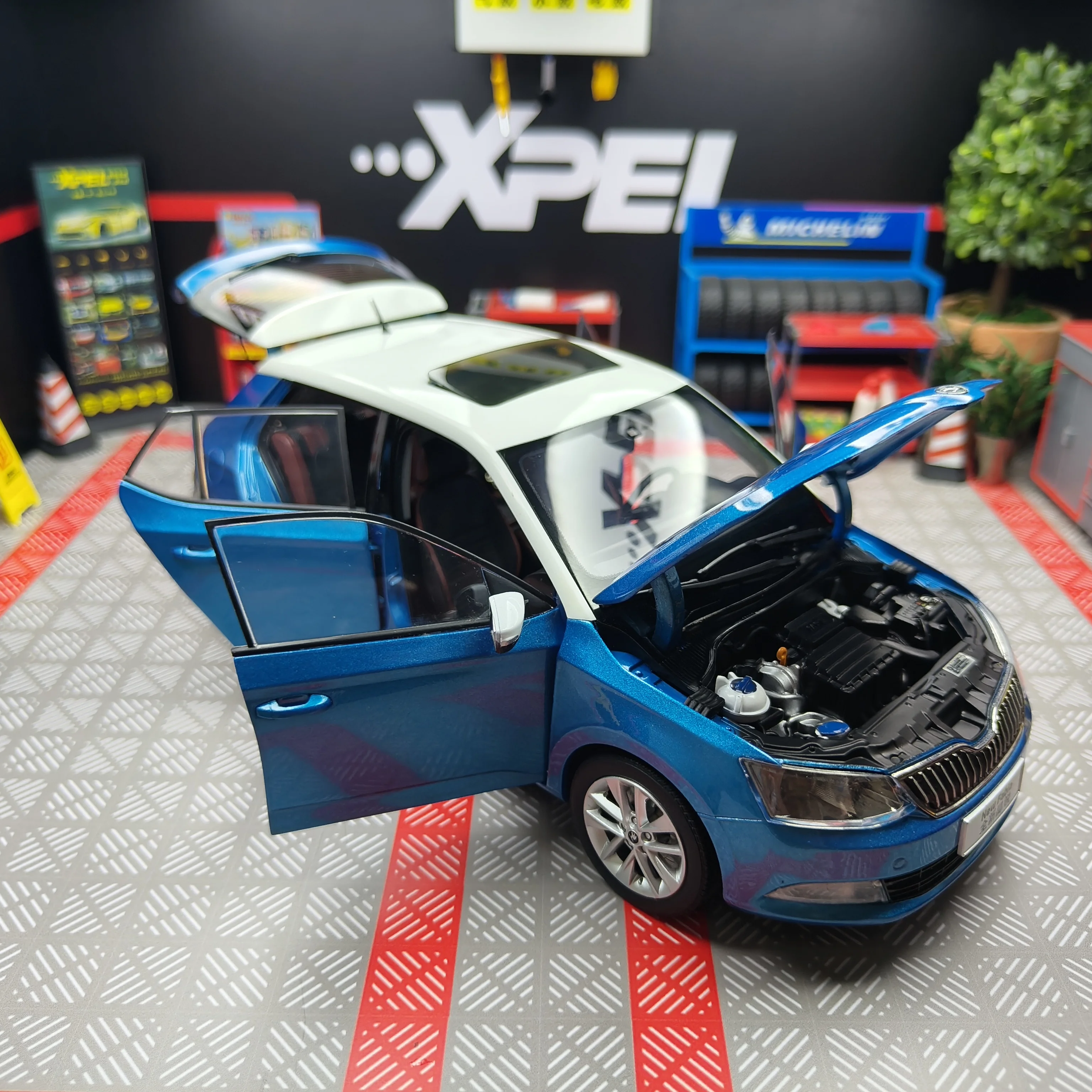 

Модель автомобиля из сплава SKODA Fabia 1:18, литая модель автомобиля, модель коллекции высоких моделей, миниатюрная масштабная детская игрушка, подарок