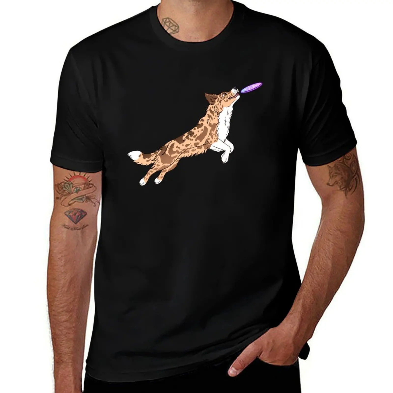 Camiseta con estampado de un Border Collie de color merle y patrón de discos, diseño moderno.