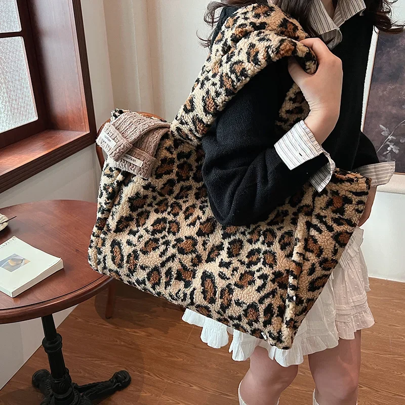 Winter Ins Tide Leopard Print Plush Tote Bag 2024 New Niche Fashion Casual Large Capacity Shoulder Women\'s Bag