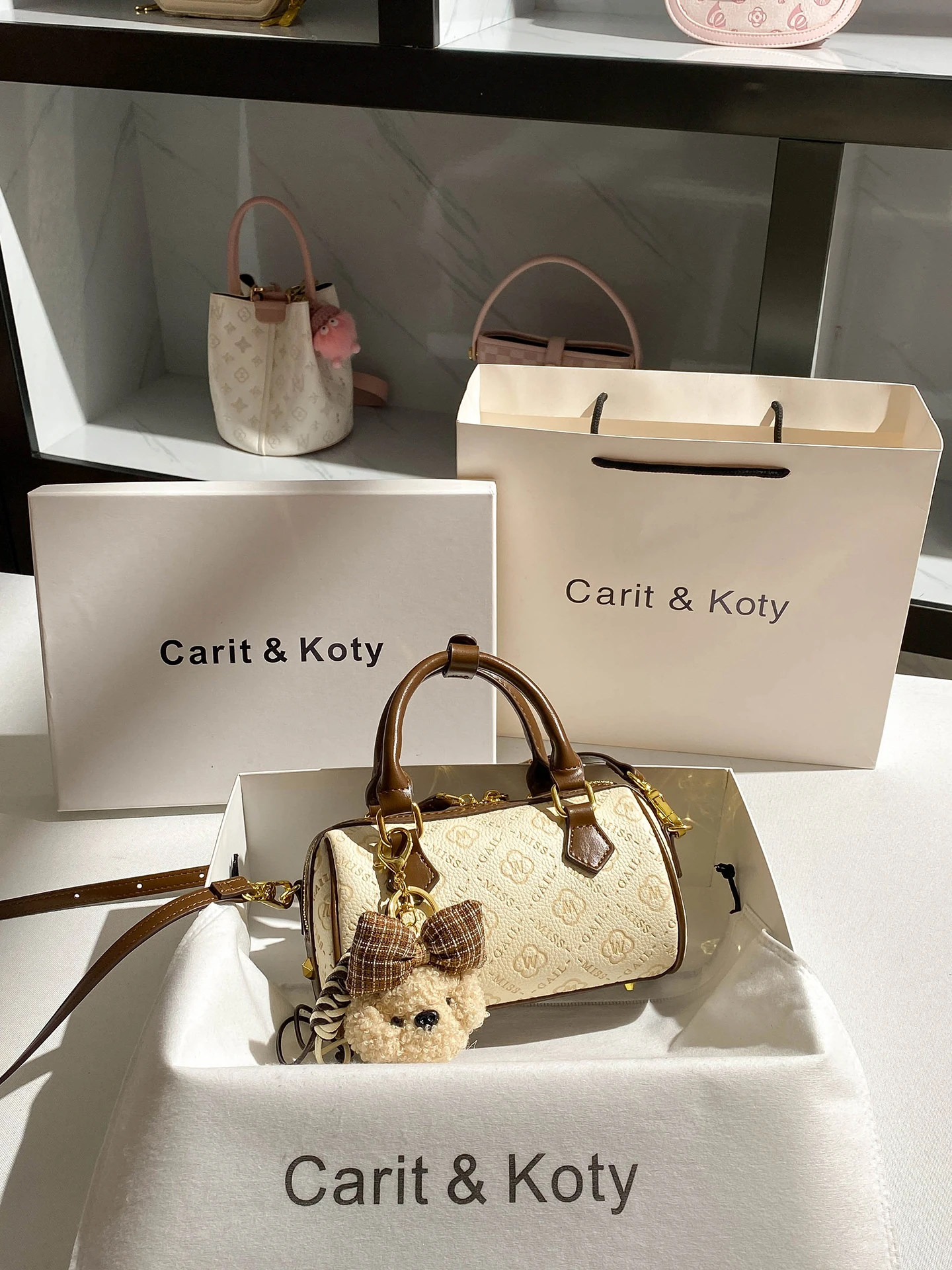 

Симпатичные и роскошные сумки через плечо с нежным буквенным принтом и прекрасной подвеской. Модная и популярная сумка через плечо Boston 202.