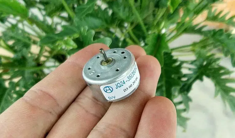 

50pcs DC3V-5V 4000-6600rpm R300 Micro DC Motor Low Current Driving Toys / Power Tools / DIY Accessories Motor