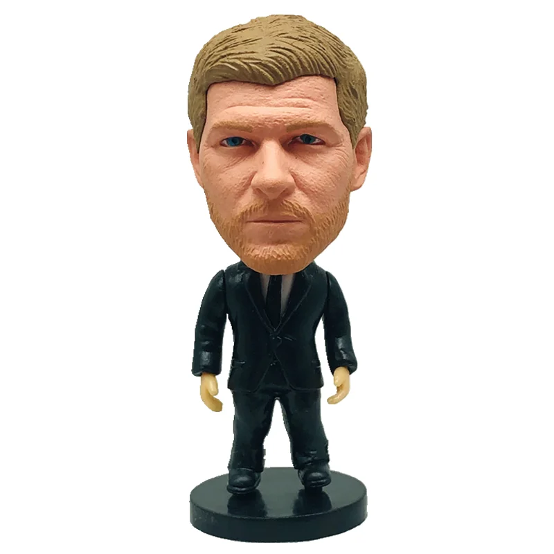 La colección exclusiva de Soccerwe presenta estrellas de fútbol en trajes formales y figuras de acción en miniatura en exhibición en esmoquin.