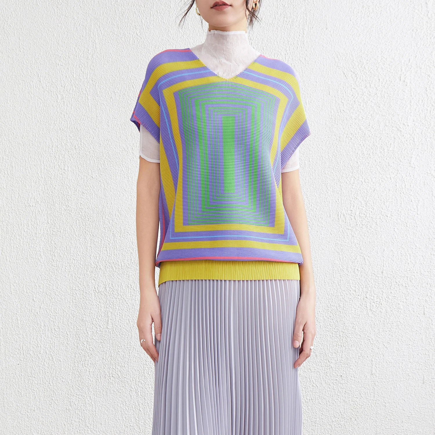 2025, Sommer, neues Miyake-Stil, kariertes T-Shirt für Damen, lässiges Plissee-Shirt