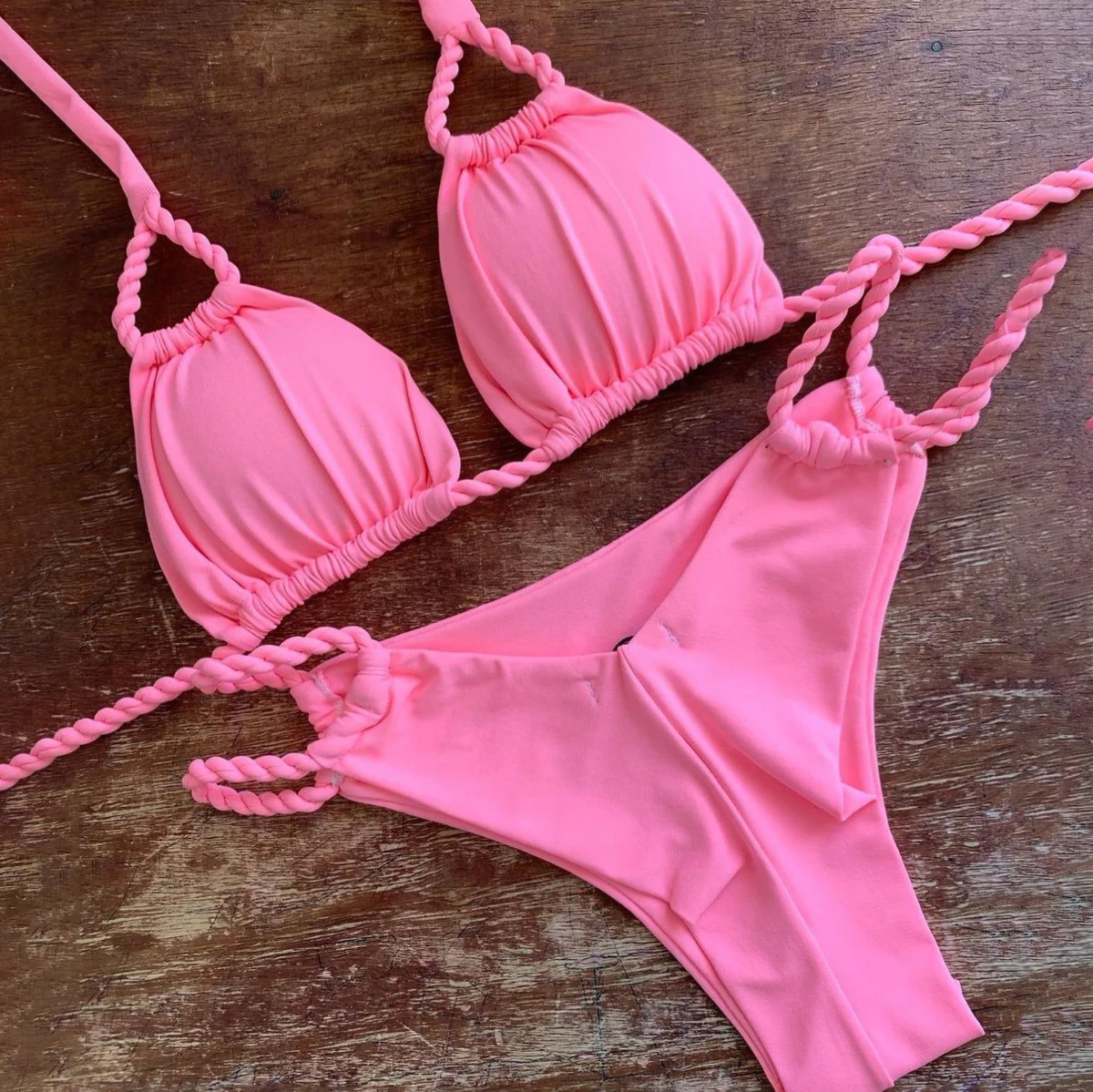 Beau Corps Féminin Comment Choisir et Sublimer Votre Silhouette avec le Maillot de Bain Parfait