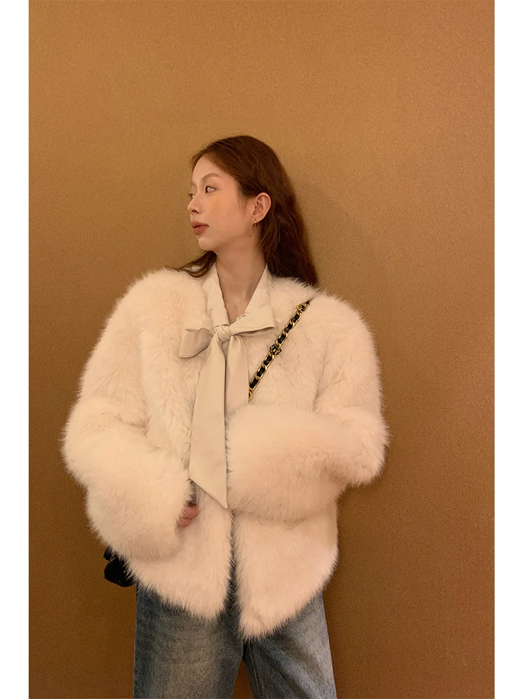 سترة قصيرة بيضاء من الفرو للنساء بتصميم عصري للخريف والشتاء، معطف مبطن بالقطن للتنقل اليومي مع تصميم أزرار أنيق