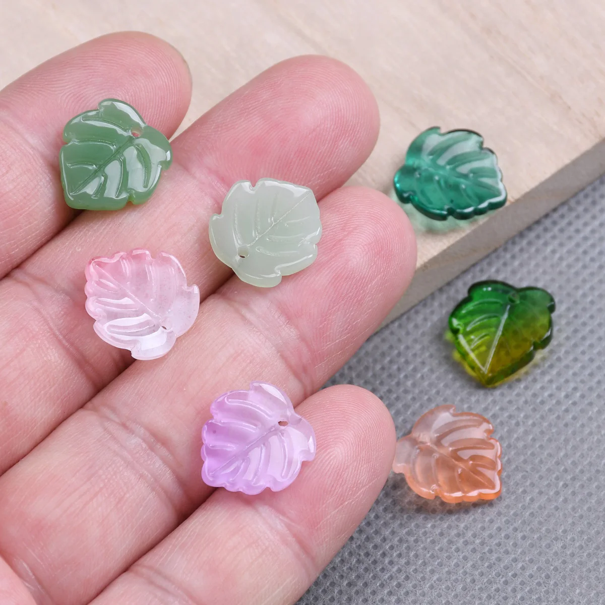 10 Stück grüne Traubenblatt-Form 14x15mm handgefertigte Lampwork-Glasblütenanhänger lose Perlen für Schmuckherstellung DIY-Bastelzubehör – Detail 3