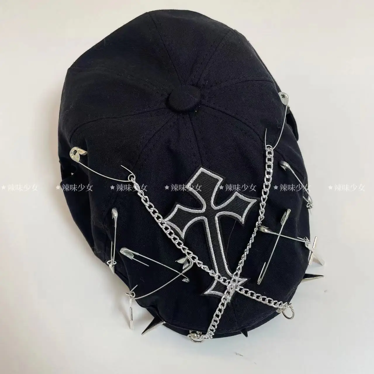 Original Subculture Harajuku PU Rivet Badge Pin Streetwear Y2K Girl Women's Gothic Harajuku Spike Punk Cross Chain Cap