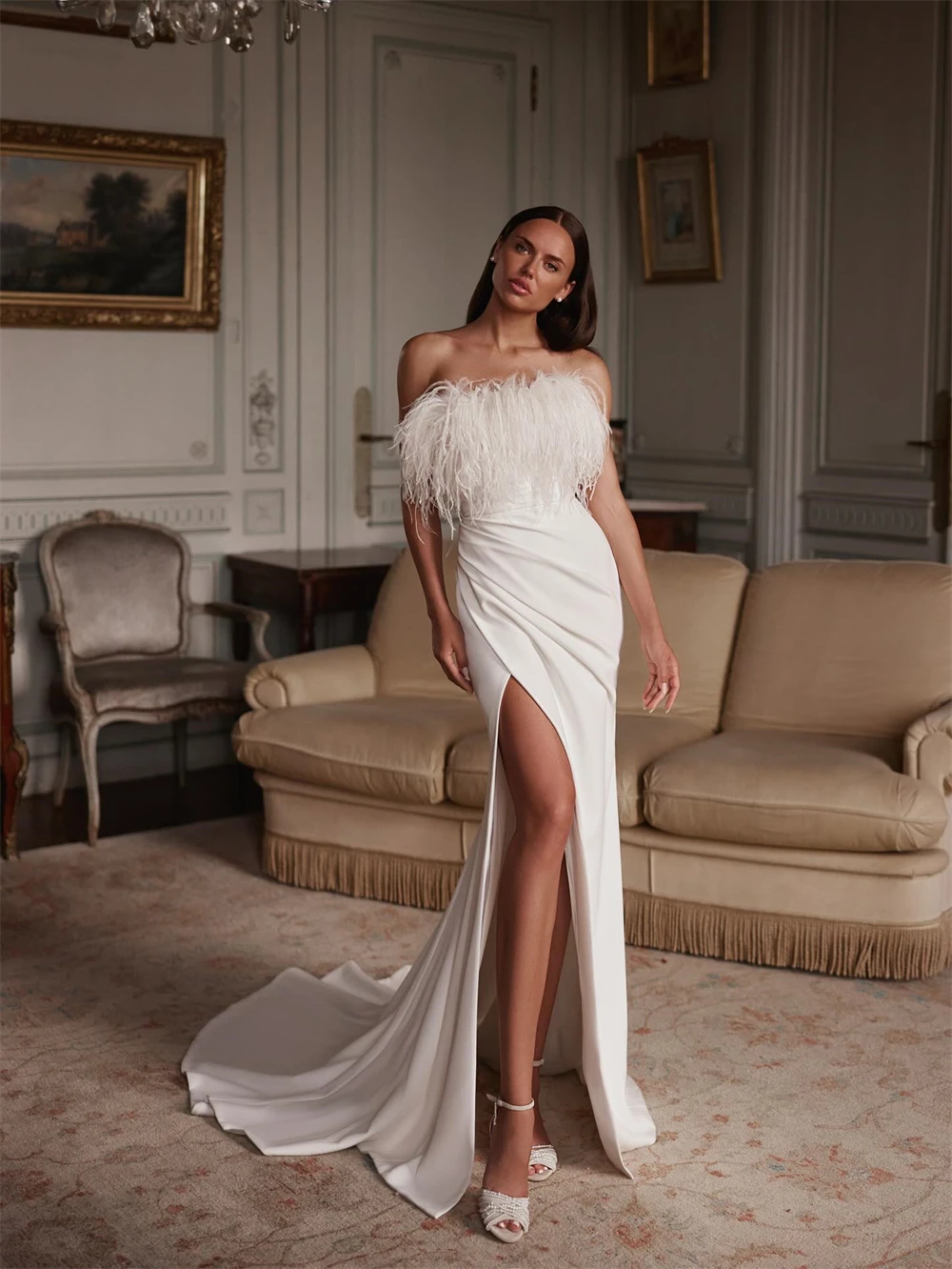 Customized Fashion White Jersey Wedding Dresses for Woman Court Train Bridal Gowns Strapless Feathers Back Robe de soirée