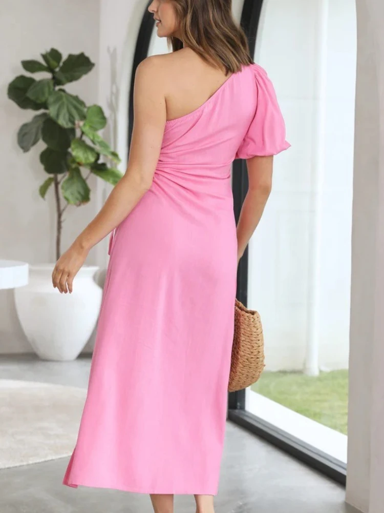 Abito elegante da donna della nuova collezione di moda estiva 2025 con abito lungo da pendolare diviso in vita con spalla diagonale